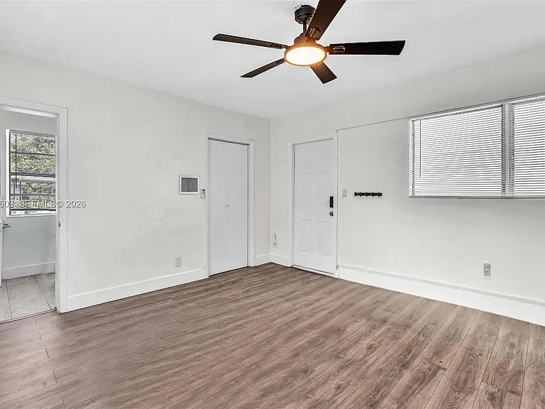 327 NE 55th St #STUDIO — Photo 3
