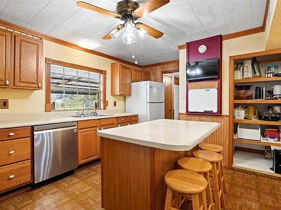 4th image of 1021 W Burton St