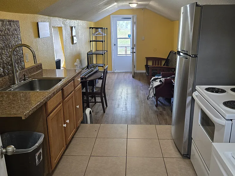531 1/2 W Brazos Blvd — Photo 8