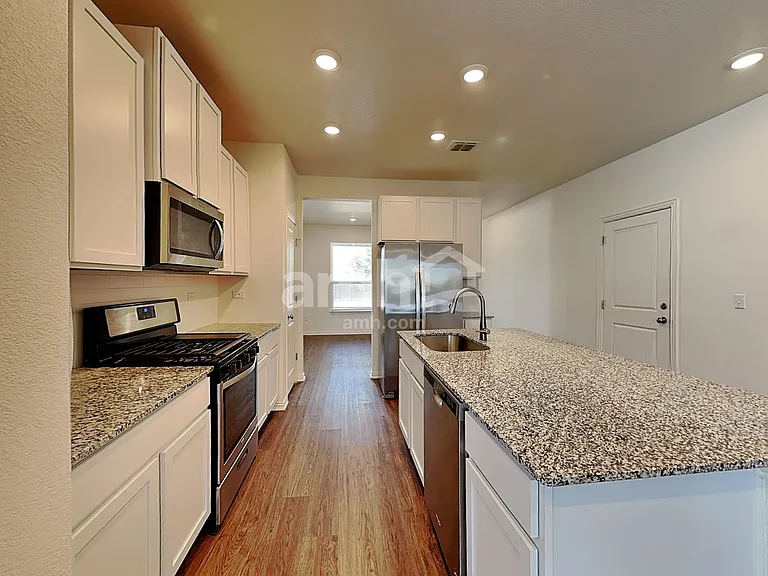 2722 Wolfcreek — Photo 2