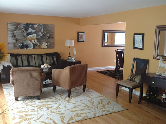 5th image of 18W140 Claremont Dr