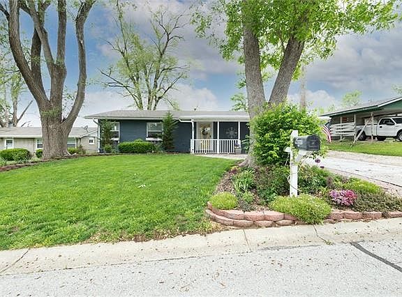 3rd image of 806 Marilynn Ave