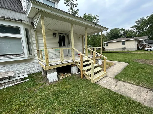 402 N 1st St, Watseka, IL 60970