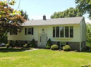20 Pike Pl, Mahopac, NY 10541