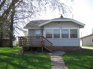 715 E 4 1/2 St S, Newton, IA 50208