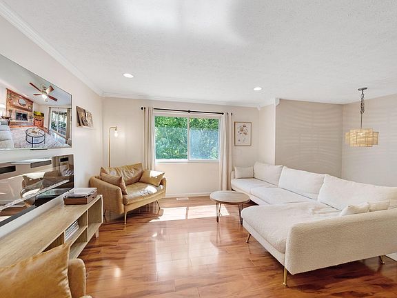 5th image of 745 Mimosa Pl
