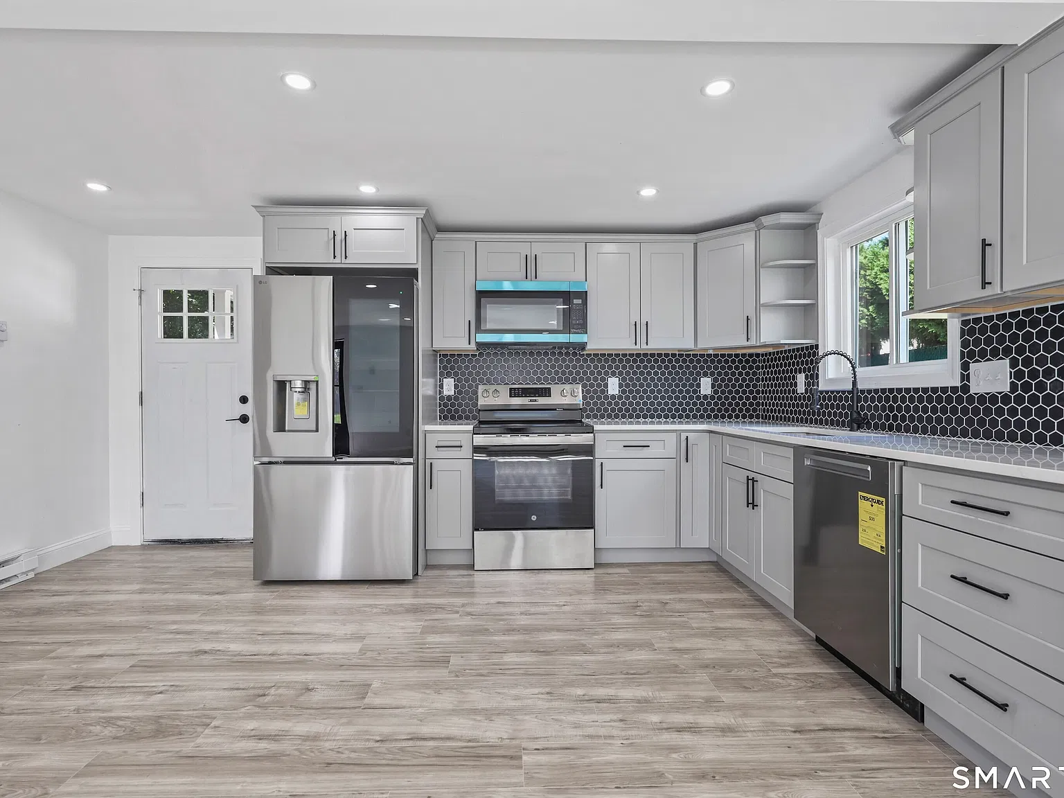 4 bed, 3.0 bath, 2285 sqft, $2,925 — Photo 3