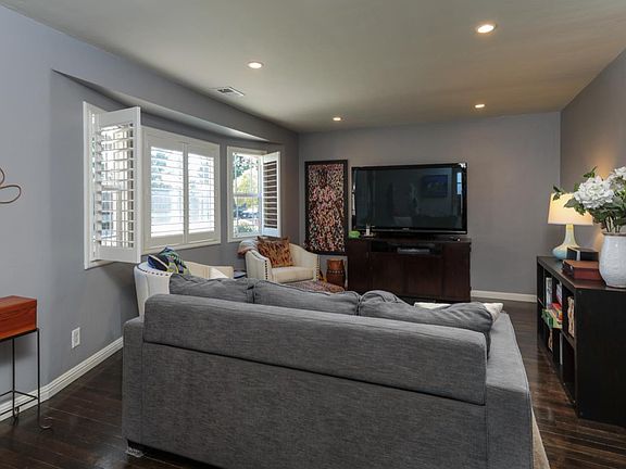 4th image of 380 Oneill Ave