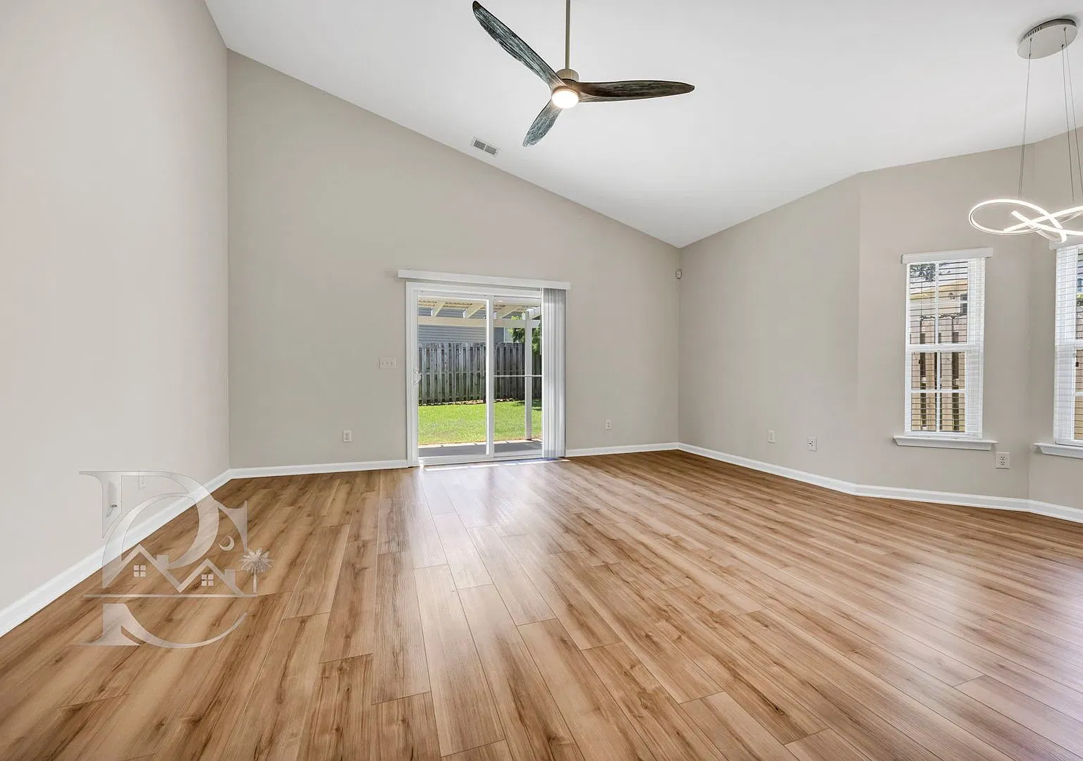 3 Br, 2 Ba In Quaint, Quiet, Gated Community — Photo 4