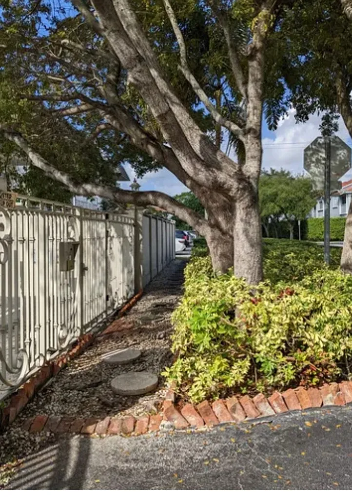 Building Photo - 11610 N Bayshore Dr #1C