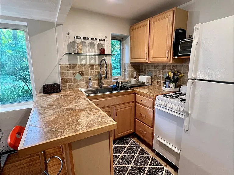 24 Menlo Pl #LOWER — Photo 8