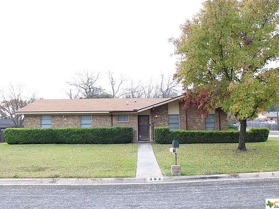 3rd image of 302 E Cherokee Dr