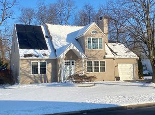 11 Country Ln, Hamilton, NJ 08690