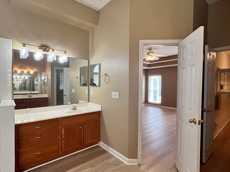 1252 Woodchurch Ln — Photo 23