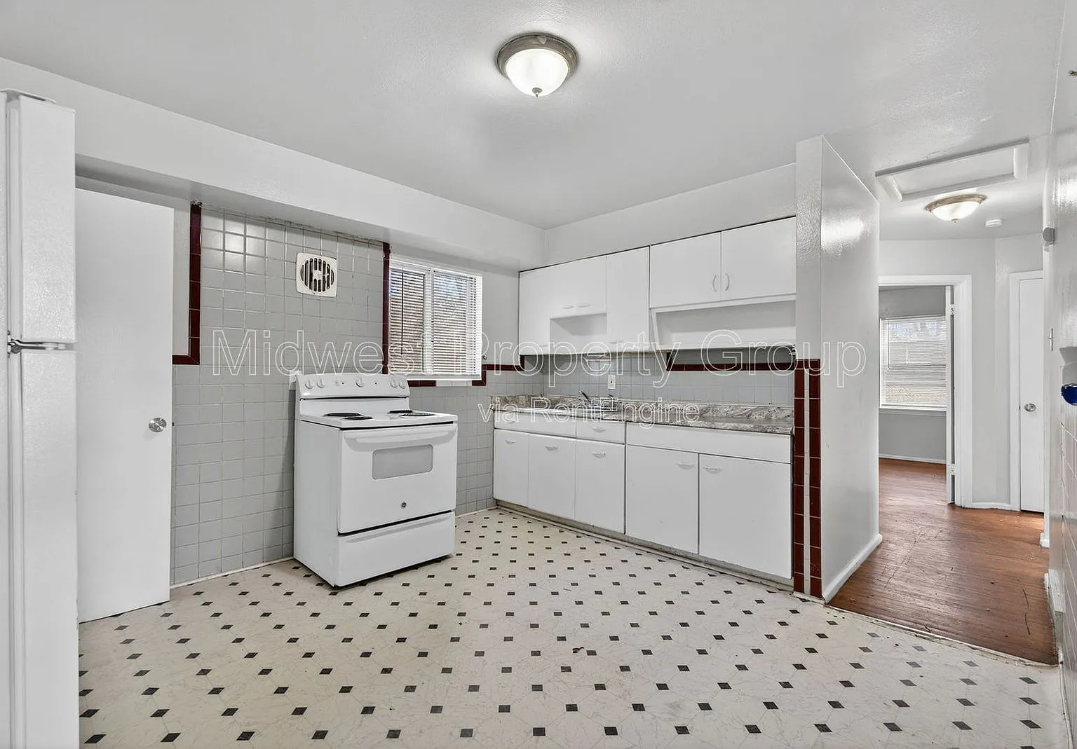 3 bed, 1.0 bath, 864 sqft, $995 — Photo 2
