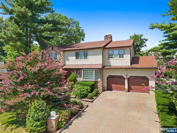 42-05 De Bruin Dr, Fair Lawn, NJ 07410