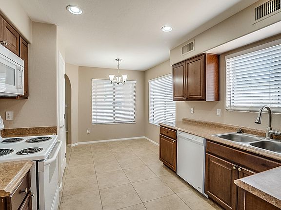 4th image of 412 N Aaron Cir