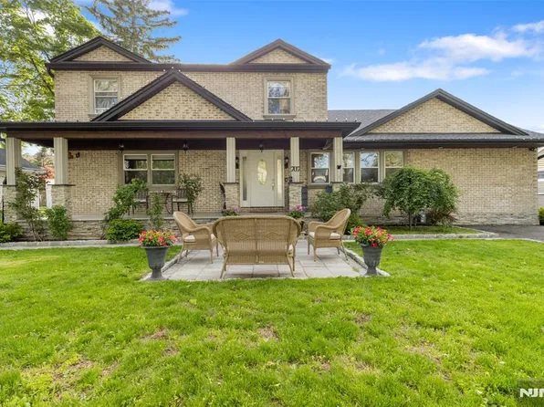 707 Chadwick Dr, Paramus, NJ 07652