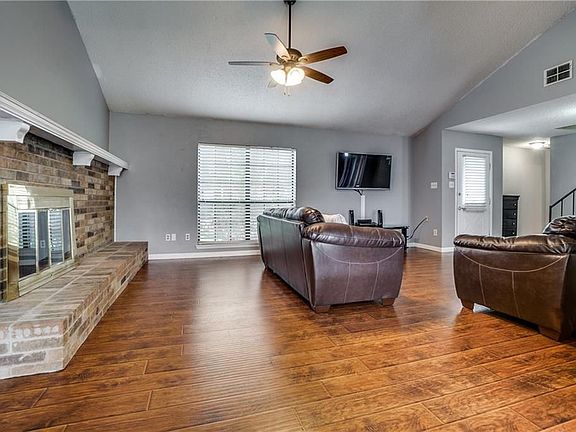 3rd image of 2735 Naples Dr