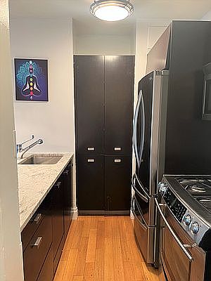 5th image of 212 E 47th St APT 22H