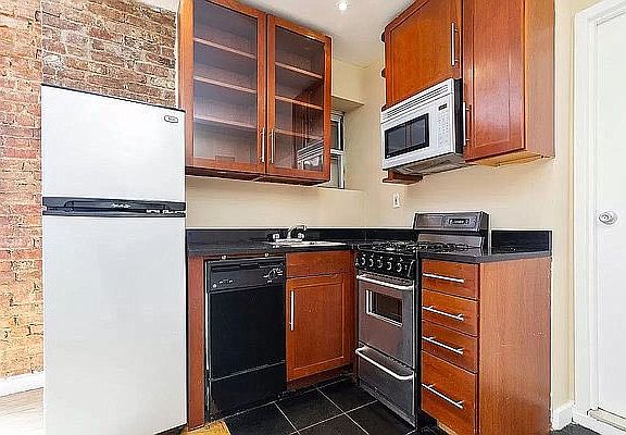 2nd image of 173 Ludlow St APT 4C