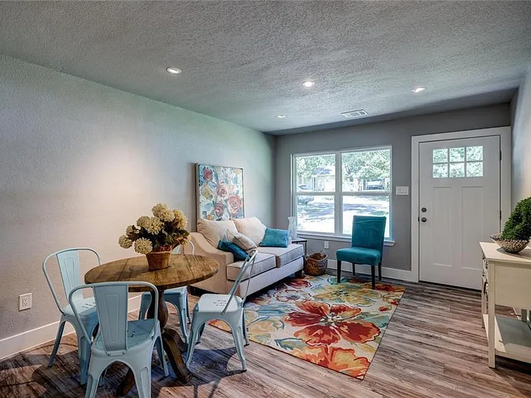 2321 Lakehurst Dr — Photo 6