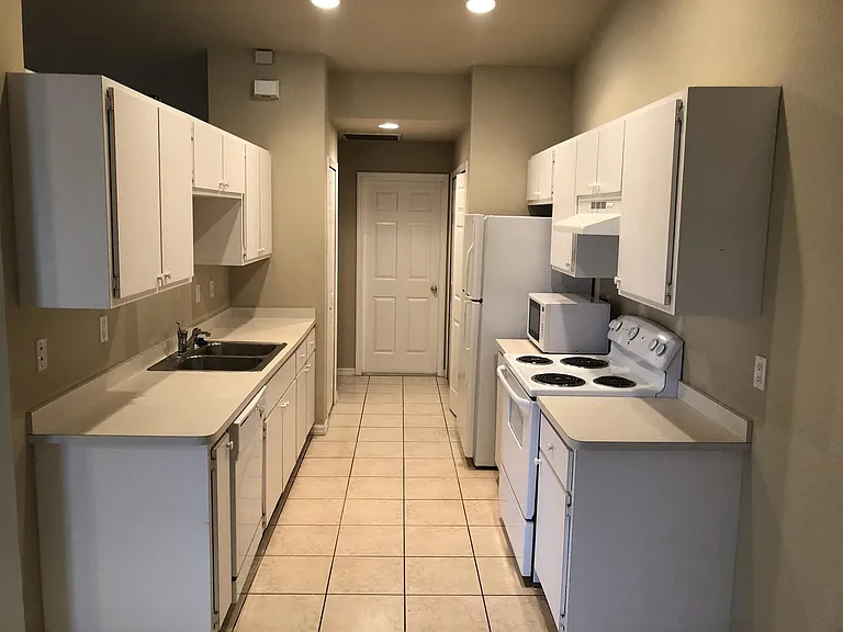 4537 SW 10th Ave — Photo 3