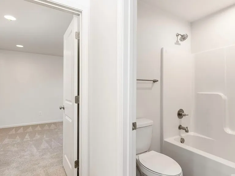 2633 Capitol Dr — Photo 15