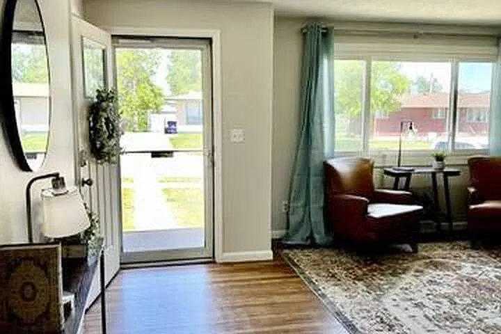 4605 Wentworth Dr — Photo 2