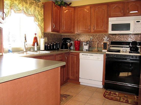5th image of 131 Crescent Garden Dr