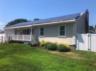 25 Hansen St, Bay Shore, NY 11706