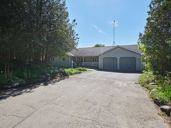 3rd image of 926 Maple Hill Rd