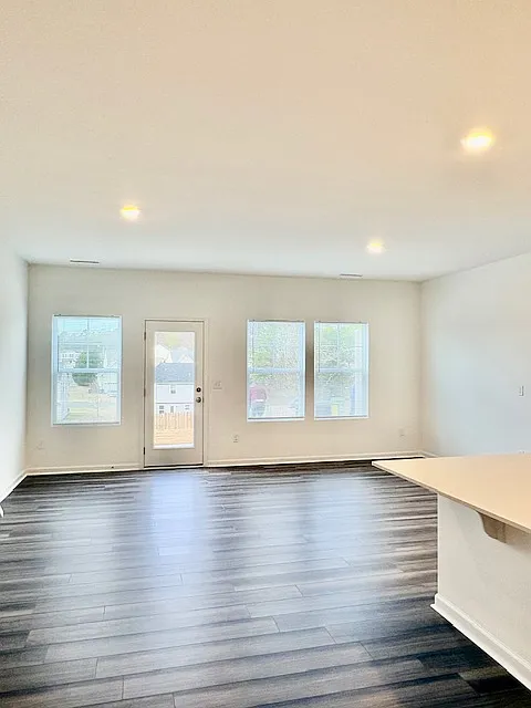 3 bed, 2.5 bath, 1581 sqft, $1,700 — Photo 4