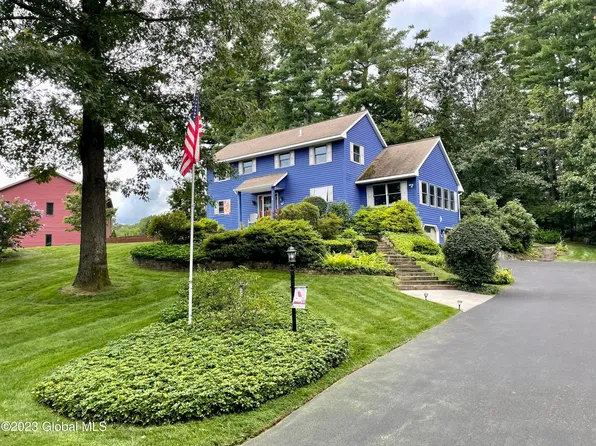 10 Crown Pt, Ballston Lake, NY 12019