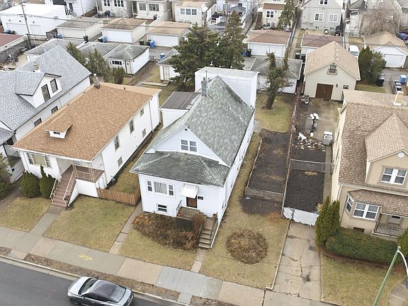 4th image of 6227 W Addison St