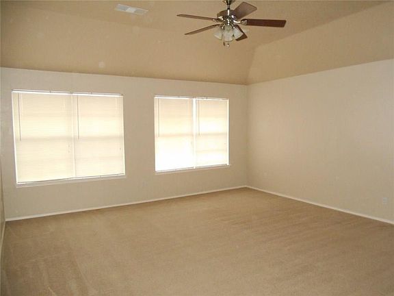 5th image of 141 Southwood Dr