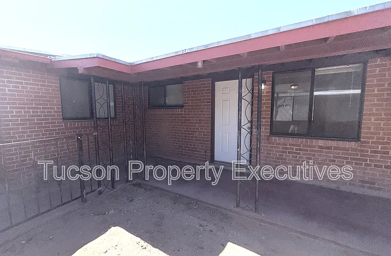 1646 N Beverly Ave — Photo 23