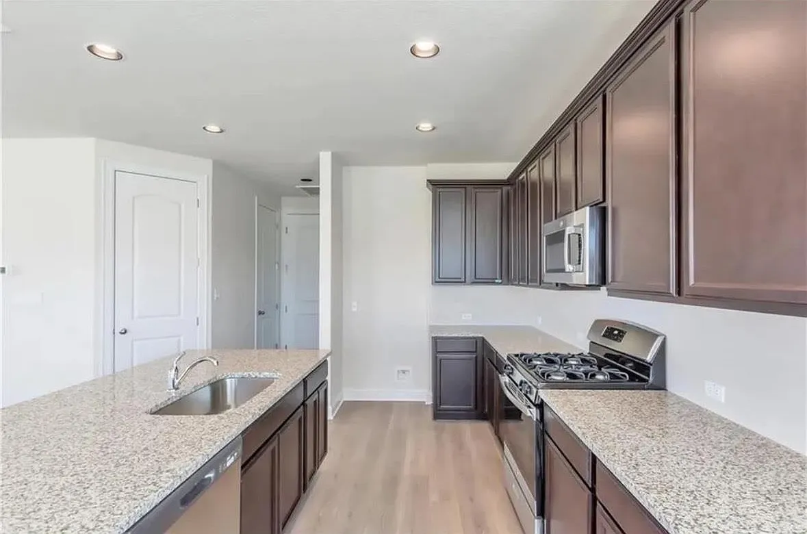 4 bed, 2.5 bath, 2265 sqft, $2,195 — Photo 4