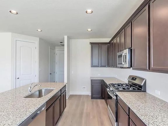4th image of 805 Vaughn St