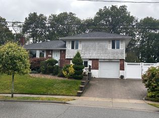 86 Hill Dr, Oyster Bay, NY 11771