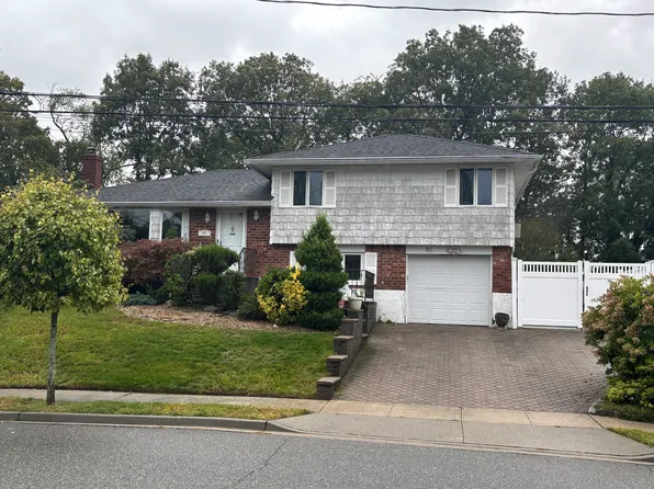 86 Hill Dr, Oyster Bay, NY 11771