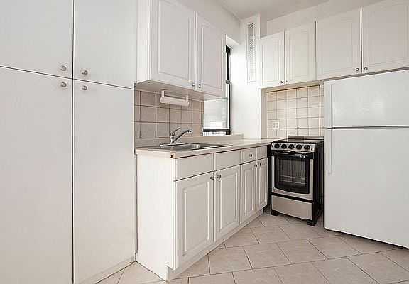 4th image of 304 W 56th St Frnt 1
