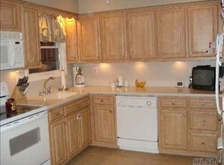 4 Graystone Ln, Smithtown, NY 11787