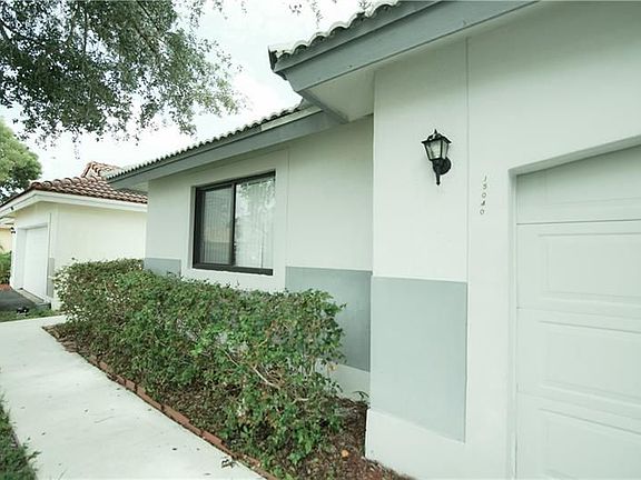 3rd image of 15040 Norfolk Ln