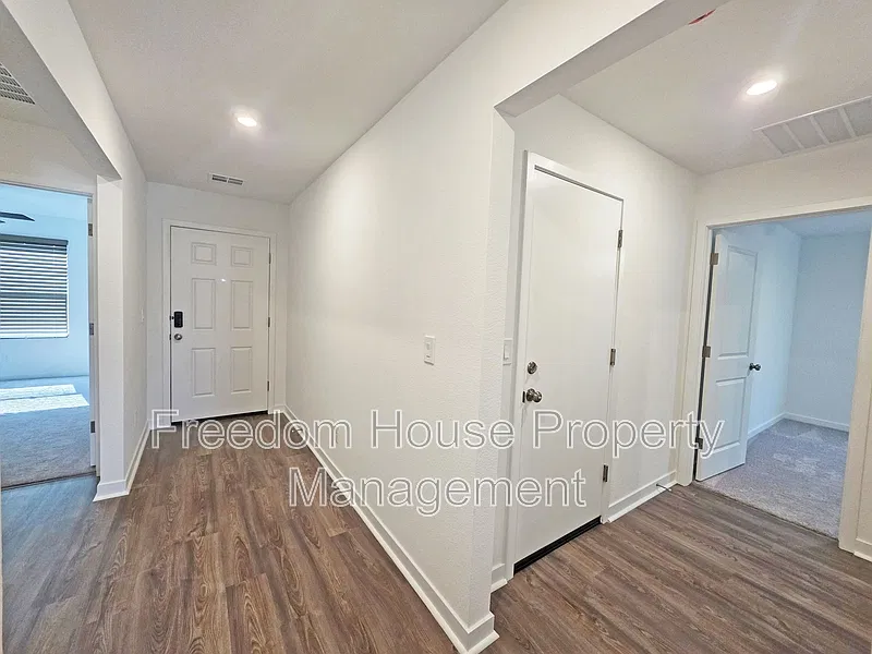 4 bed, 2.0 bath, 1815 sqft, $1,836 — Photo 3