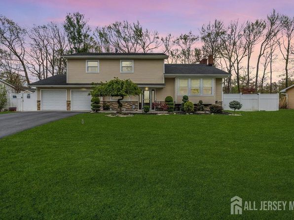15 Benet Dr, Morganville, NJ 07751