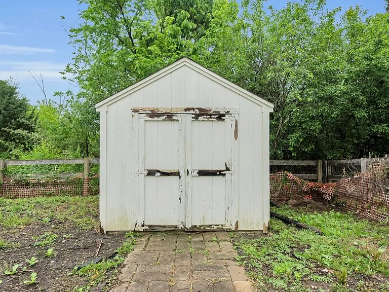 4335 Shandon Dr — Photo 46