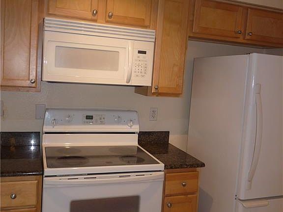 3rd image of 769 Oakmont Ave Unit 402