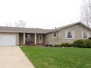 409 Arrowhead Trl, Carol Stream, IL 60188