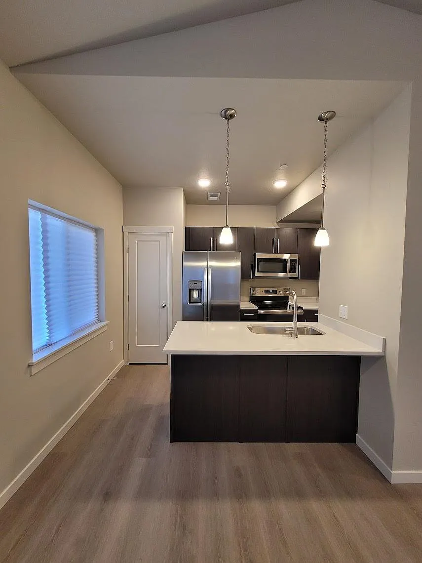 2 bed, 976 sqft, $1,525 — Photo 4